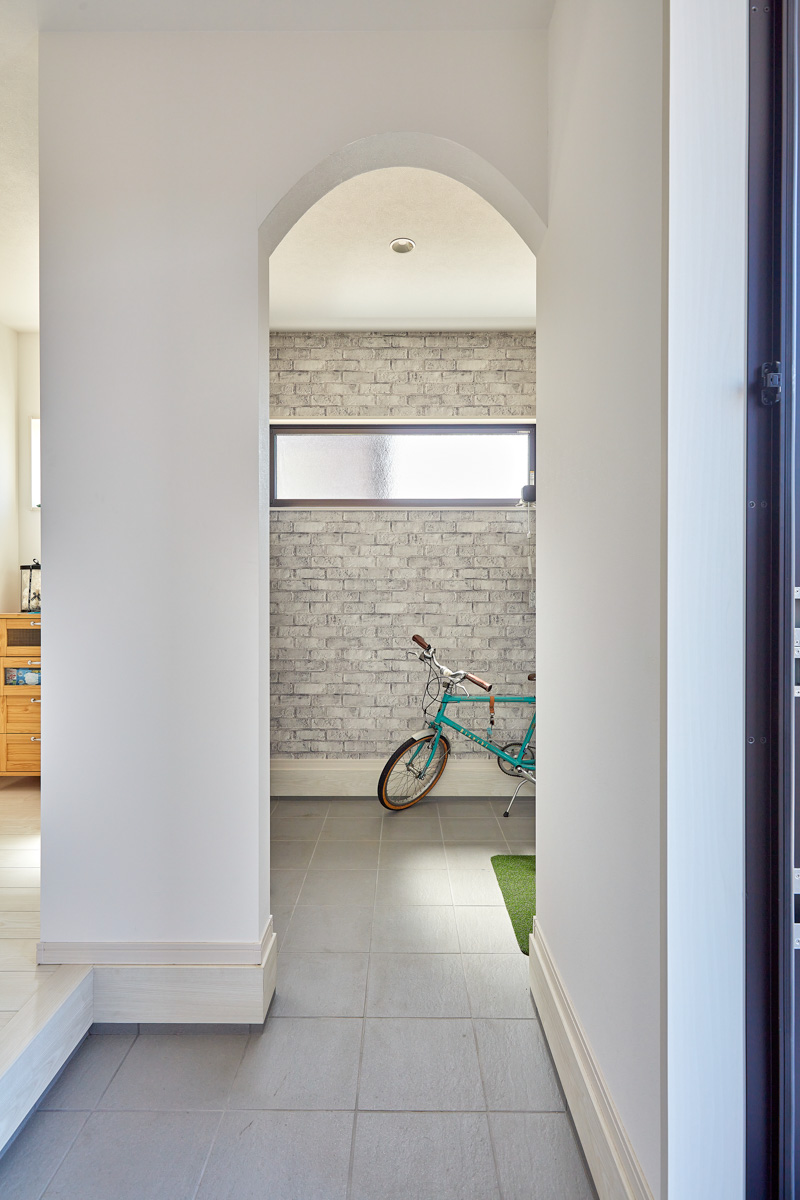 縁側で庭が眺められる和モダンの家