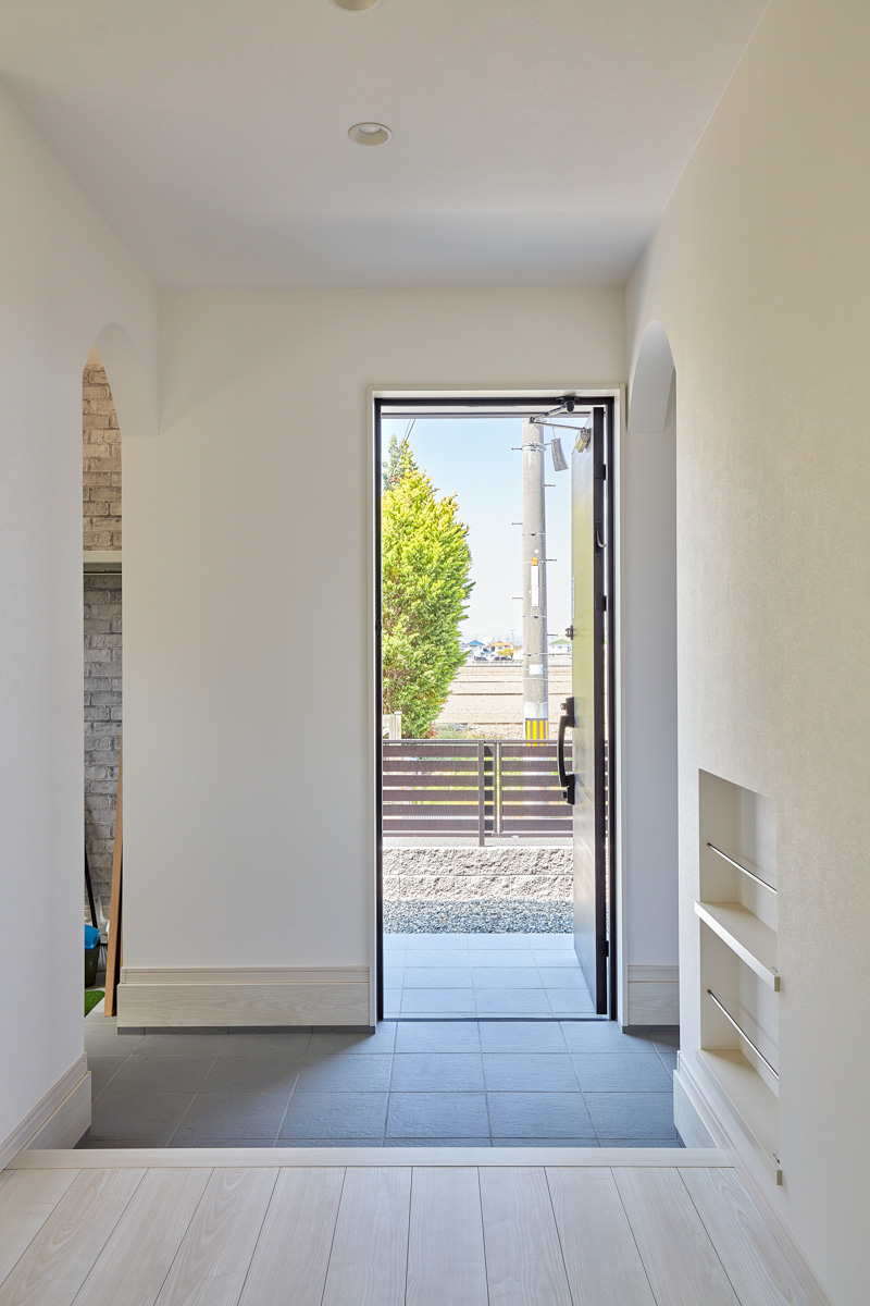 縁側で庭が眺められる和モダンの家