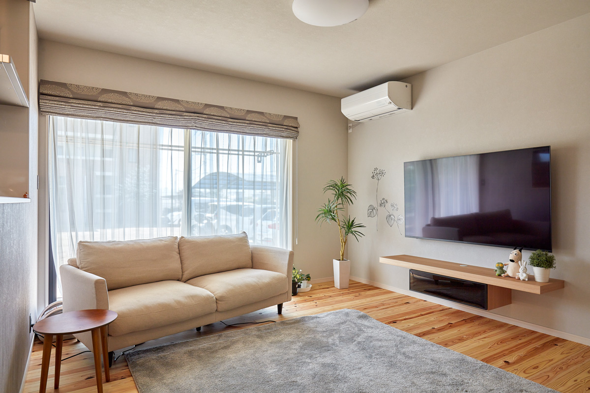 縁側で庭が眺められる和モダンの家