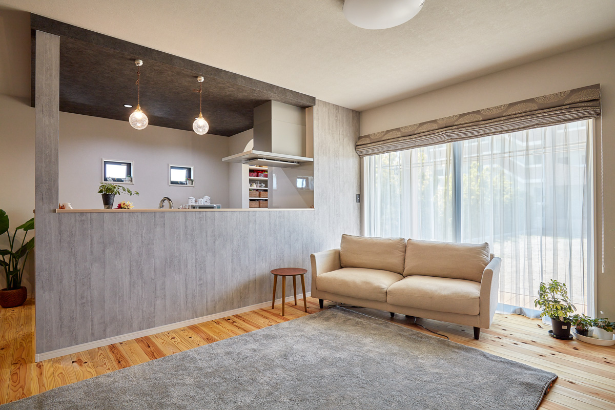 縁側で庭が眺められる和モダンの家