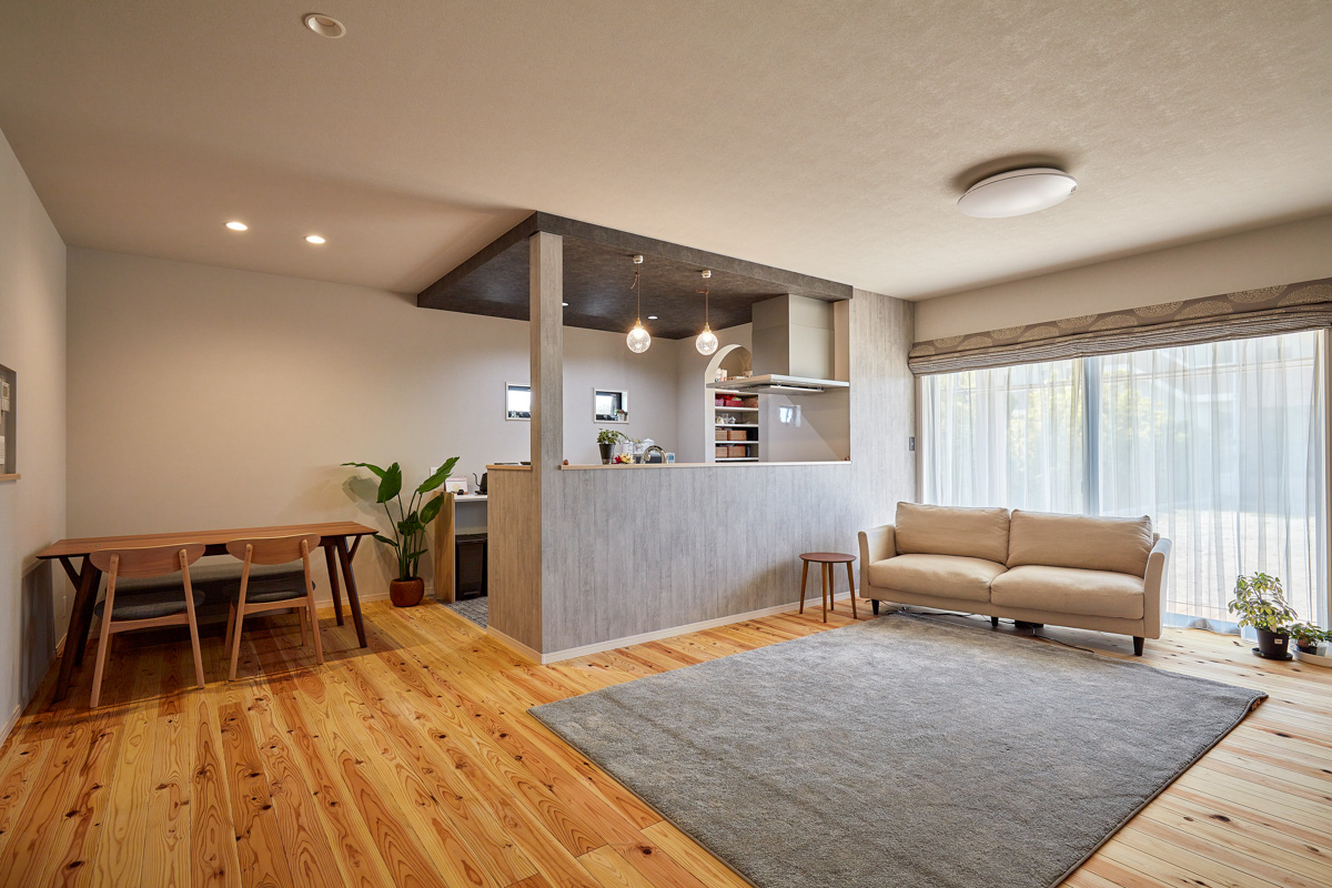 縁側で庭が眺められる和モダンの家