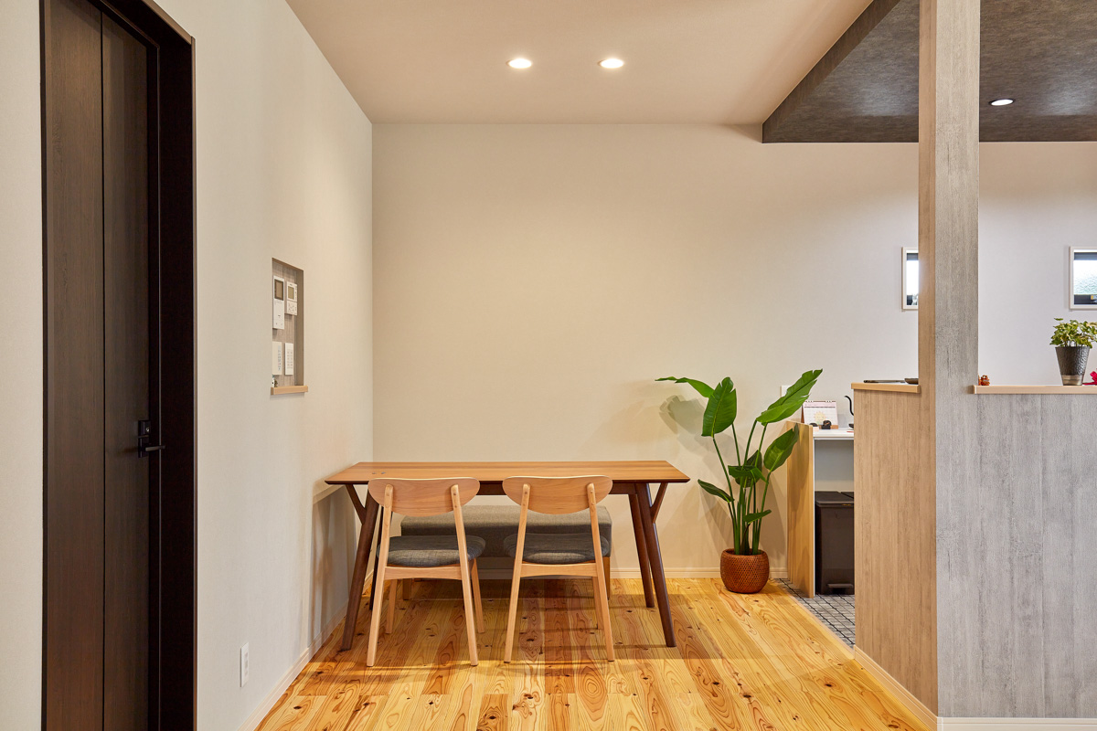 縁側で庭が眺められる和モダンの家