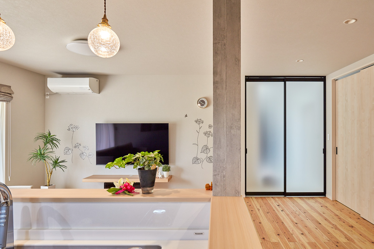 縁側で庭が眺められる和モダンの家