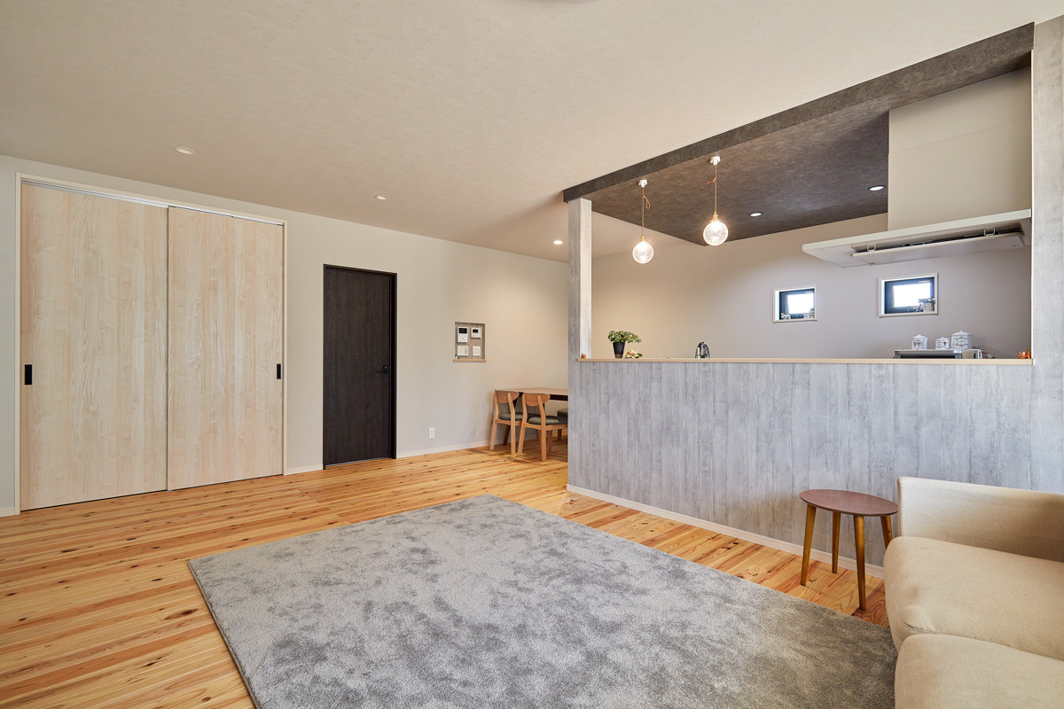 縁側で庭が眺められる和モダンの家