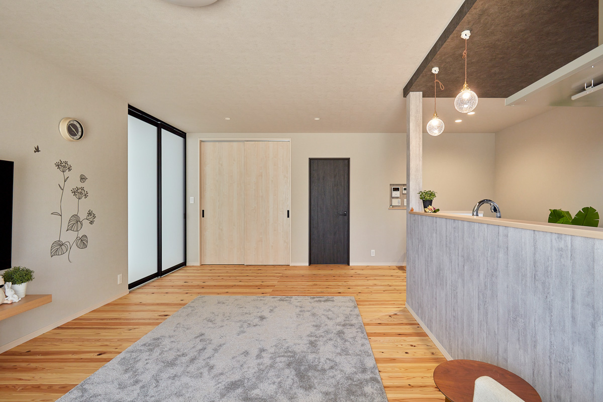 縁側で庭が眺められる和モダンの家