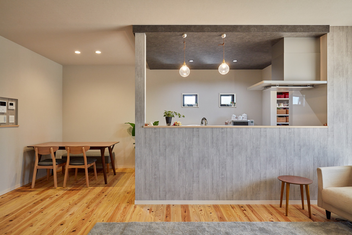 縁側で庭が眺められる和モダンの家