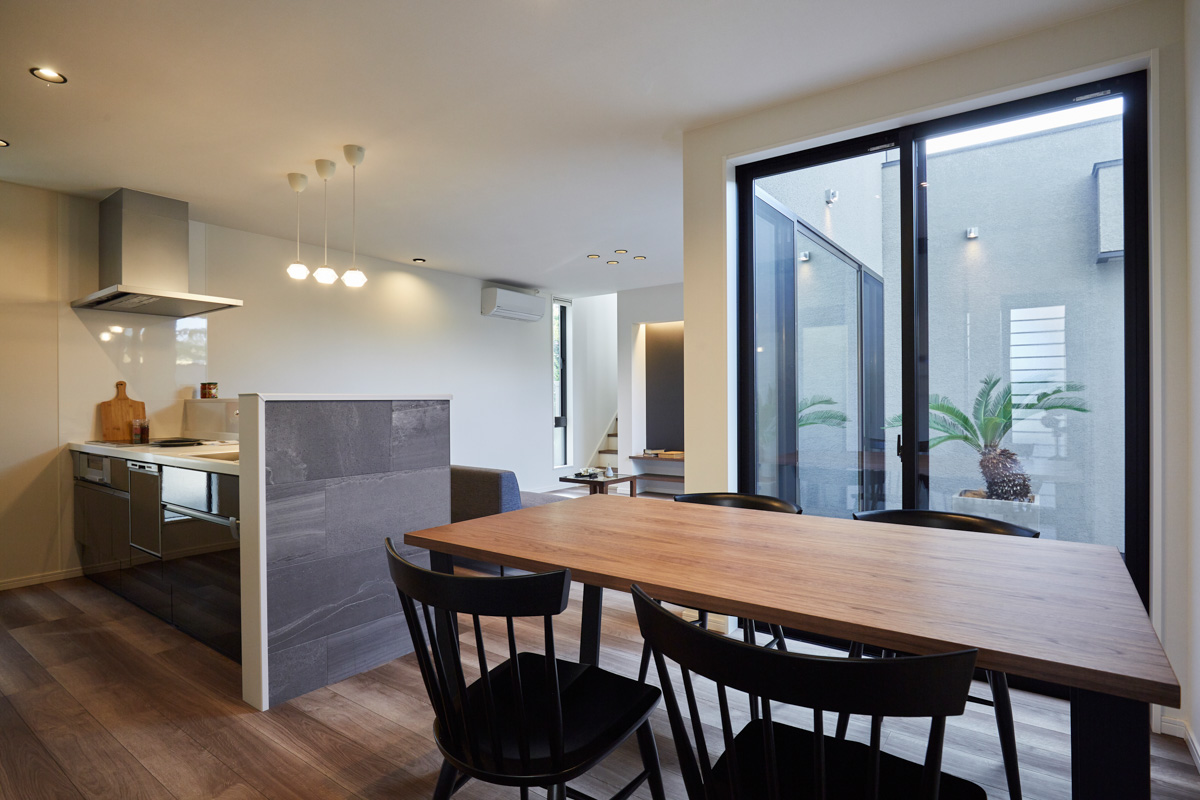 塗り壁のコートヤードハウス