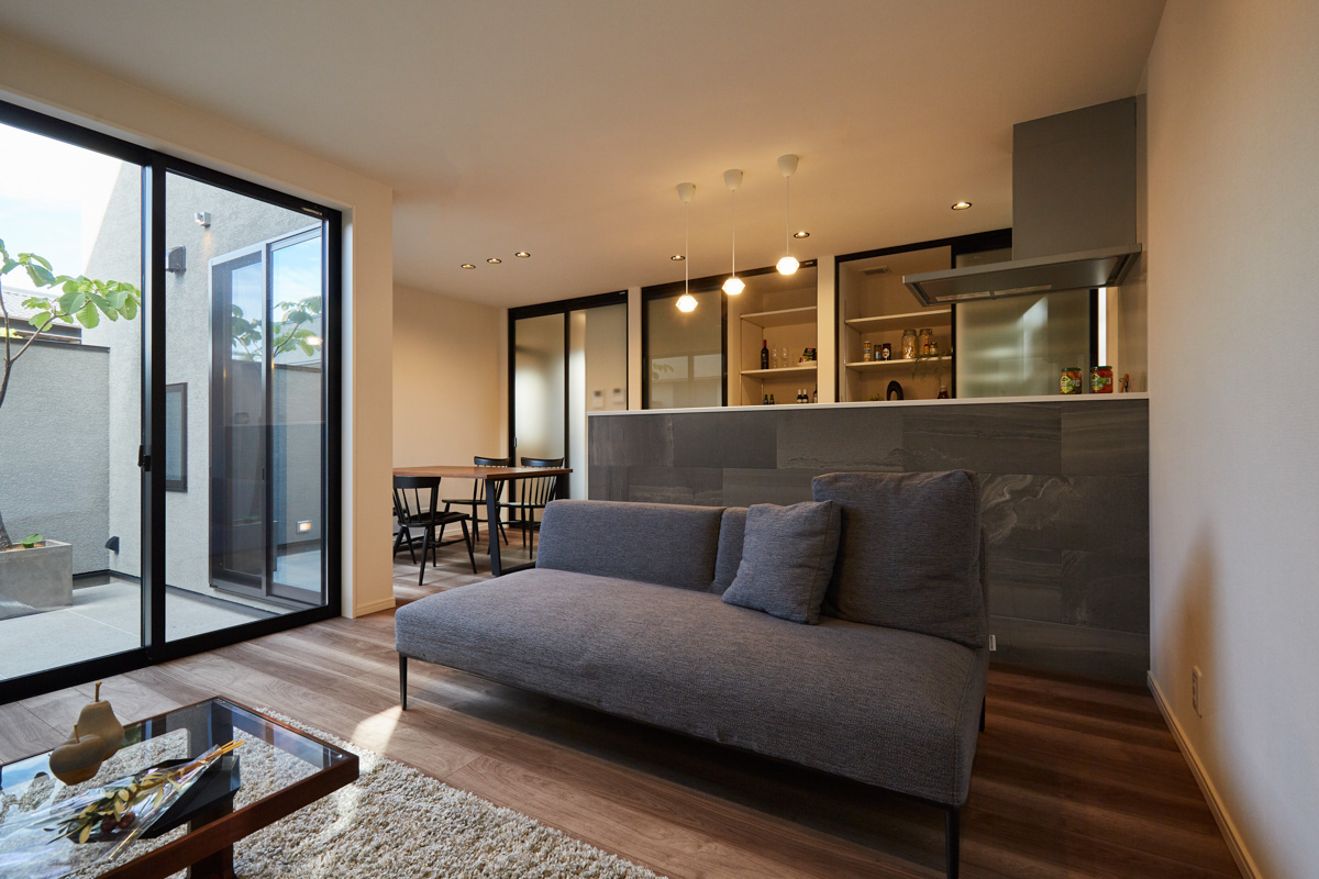 塗り壁のコートヤードハウス