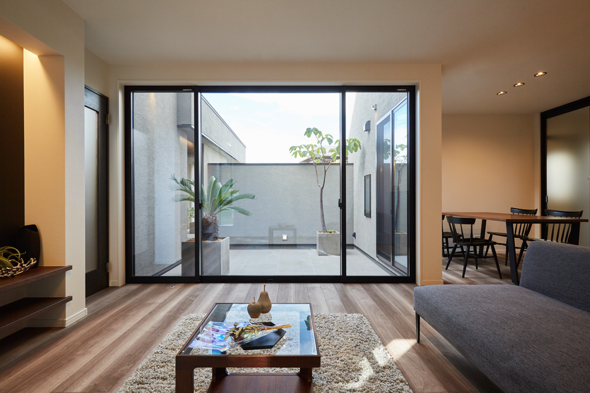 塗り壁のコートヤードハウス