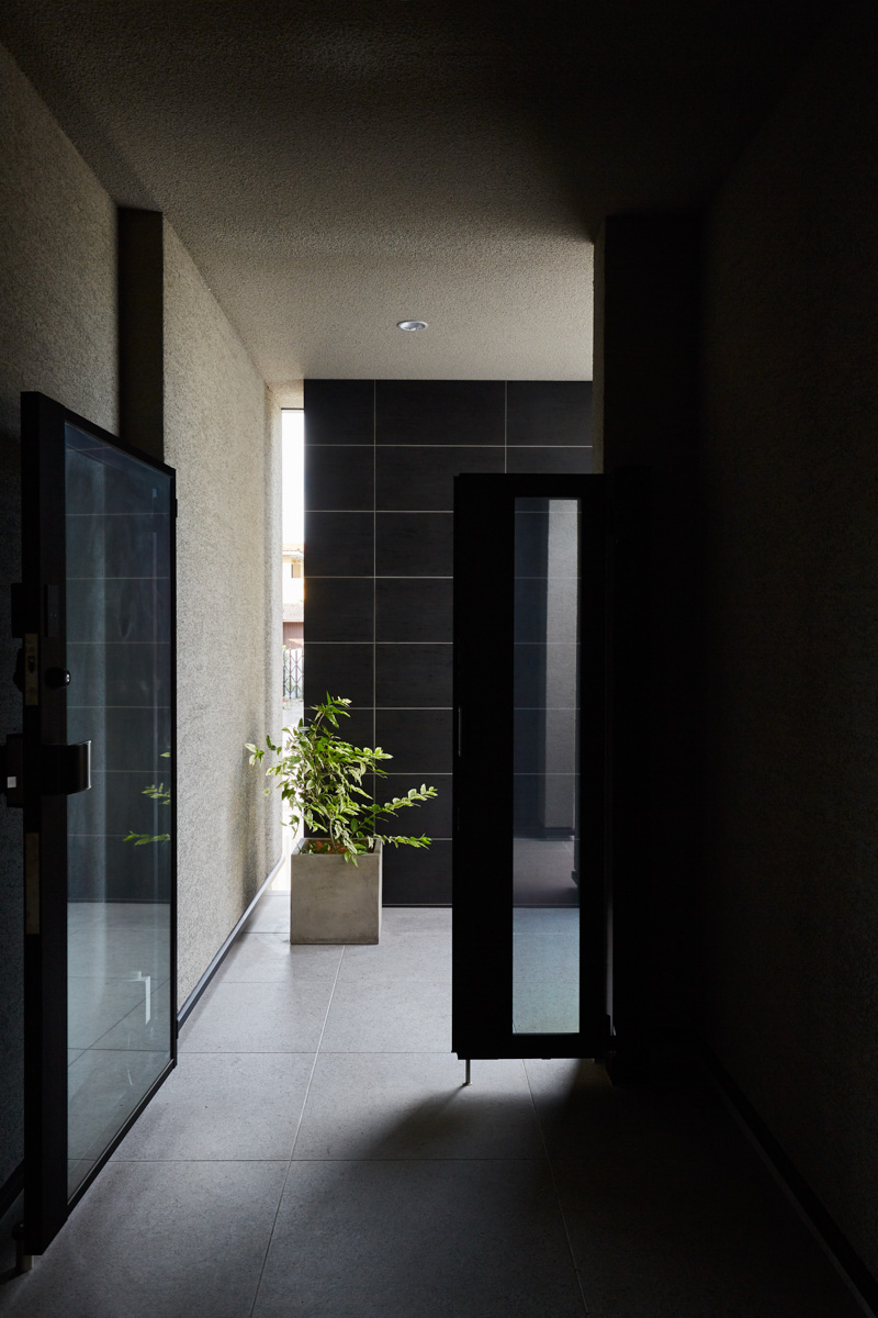 塗り壁のコートヤードハウス