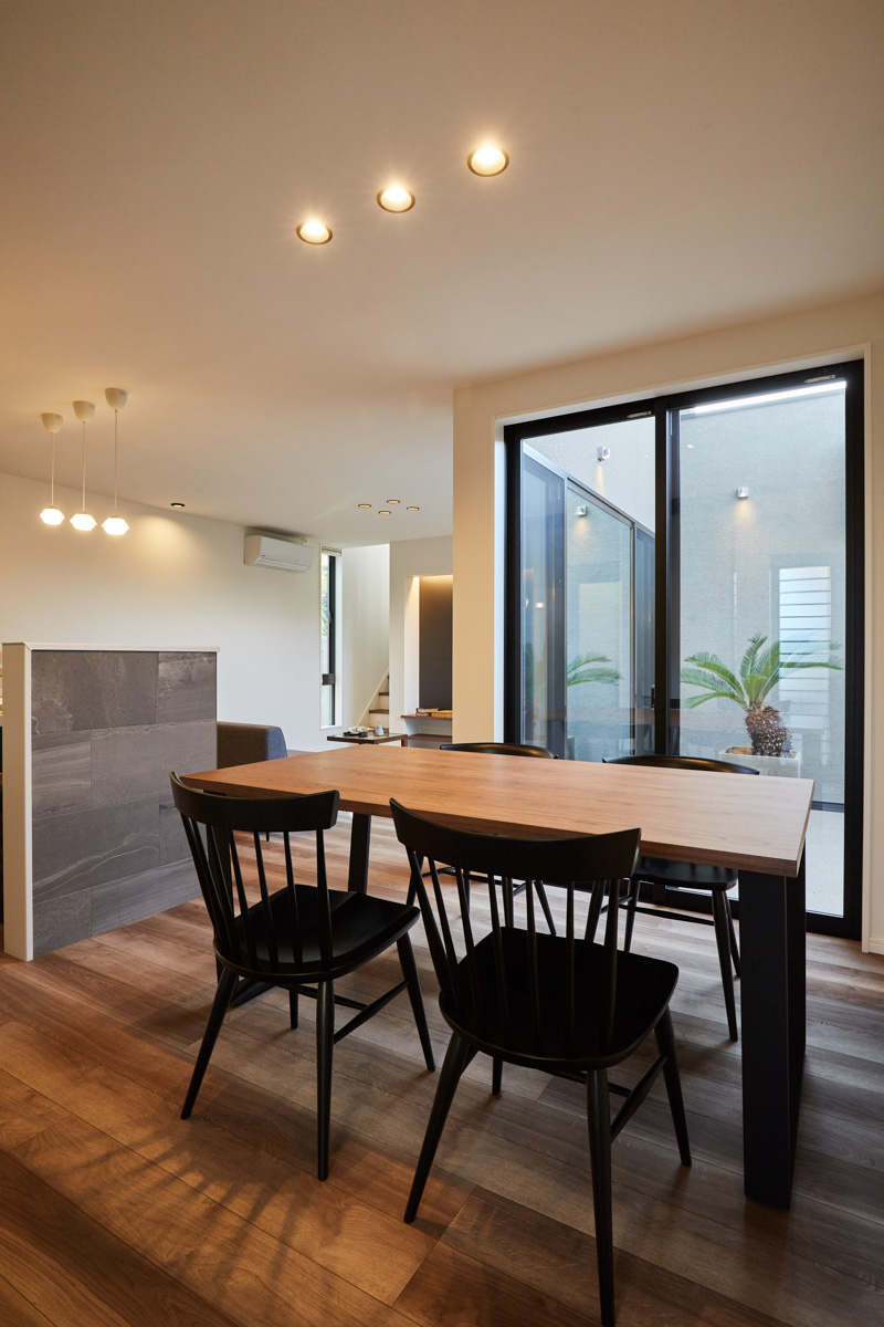 塗り壁のコートヤードハウス