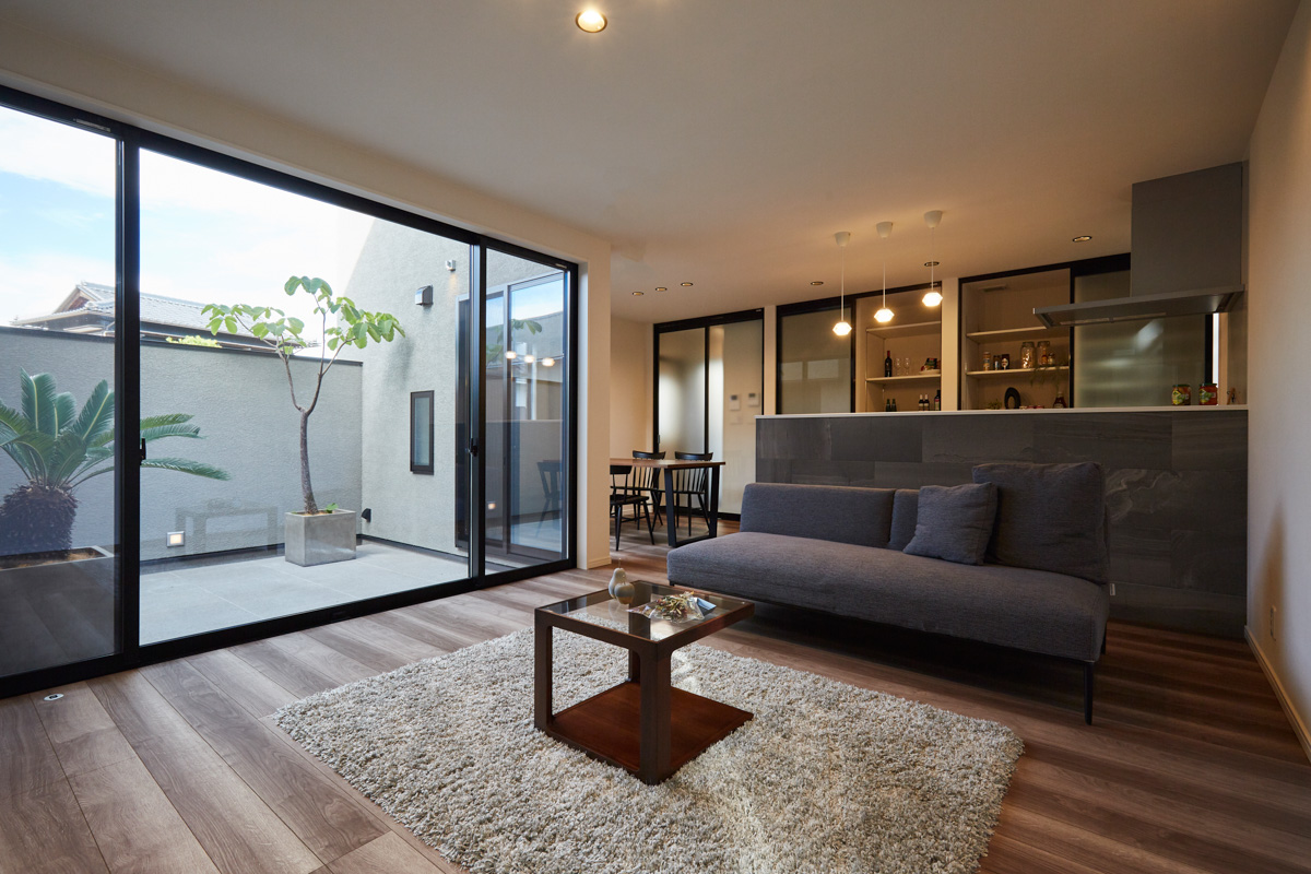 塗り壁のコートヤードハウス