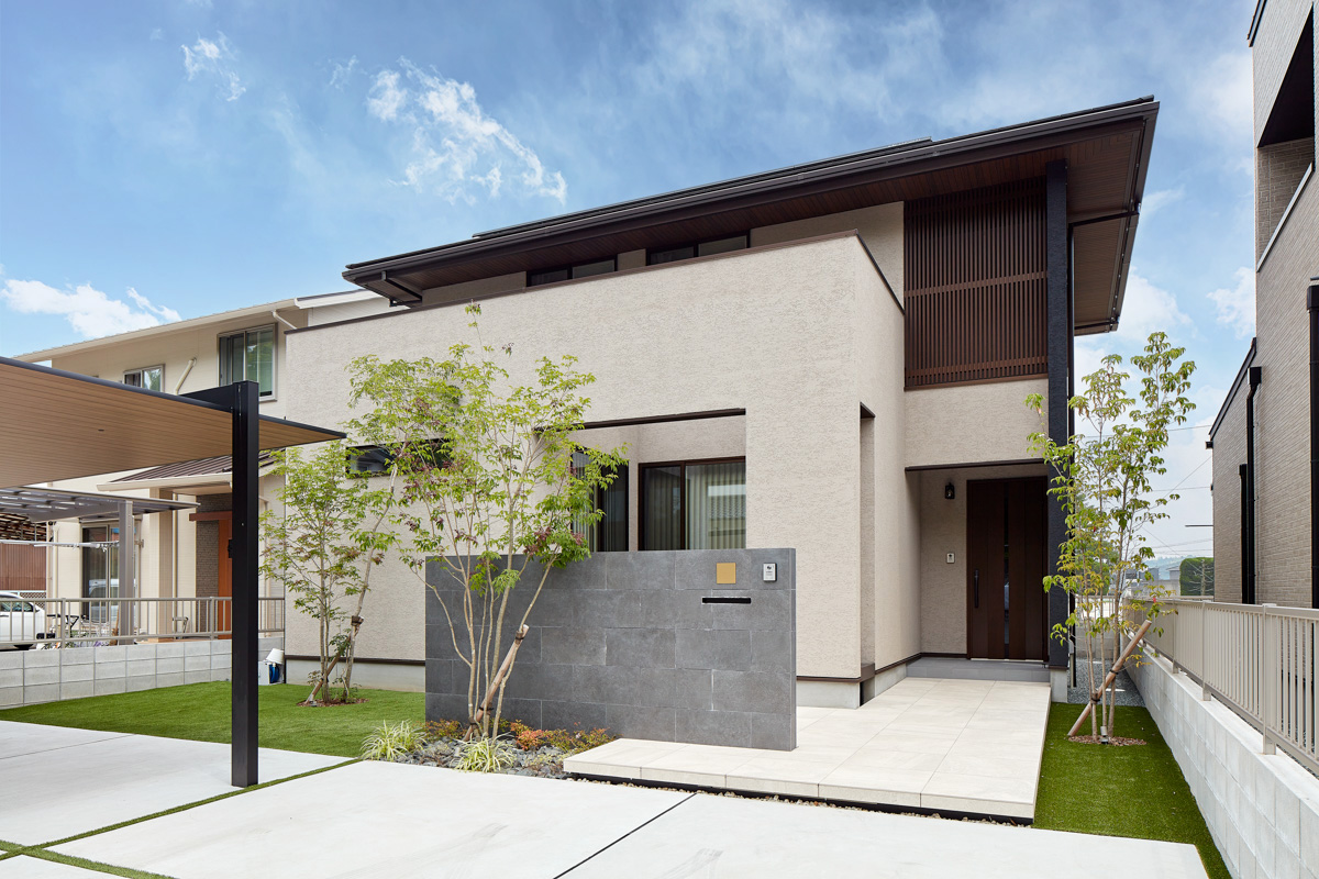 上質な寄棟とHINOキッチンの家