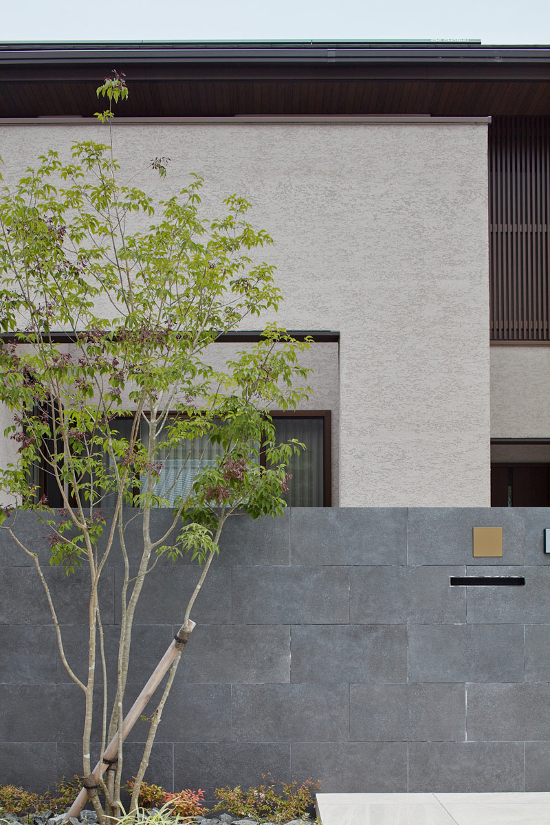 上質な寄棟とHINOキッチンの家