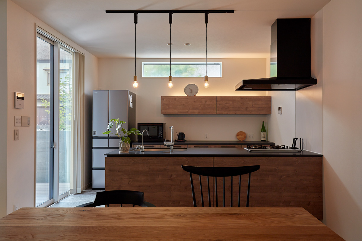 上質な寄棟とHINOキッチンの家