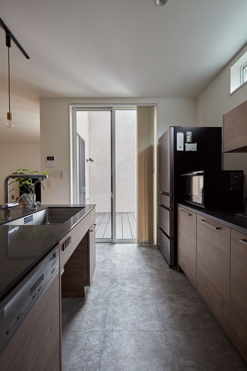 上質な寄棟とHINOキッチンの家