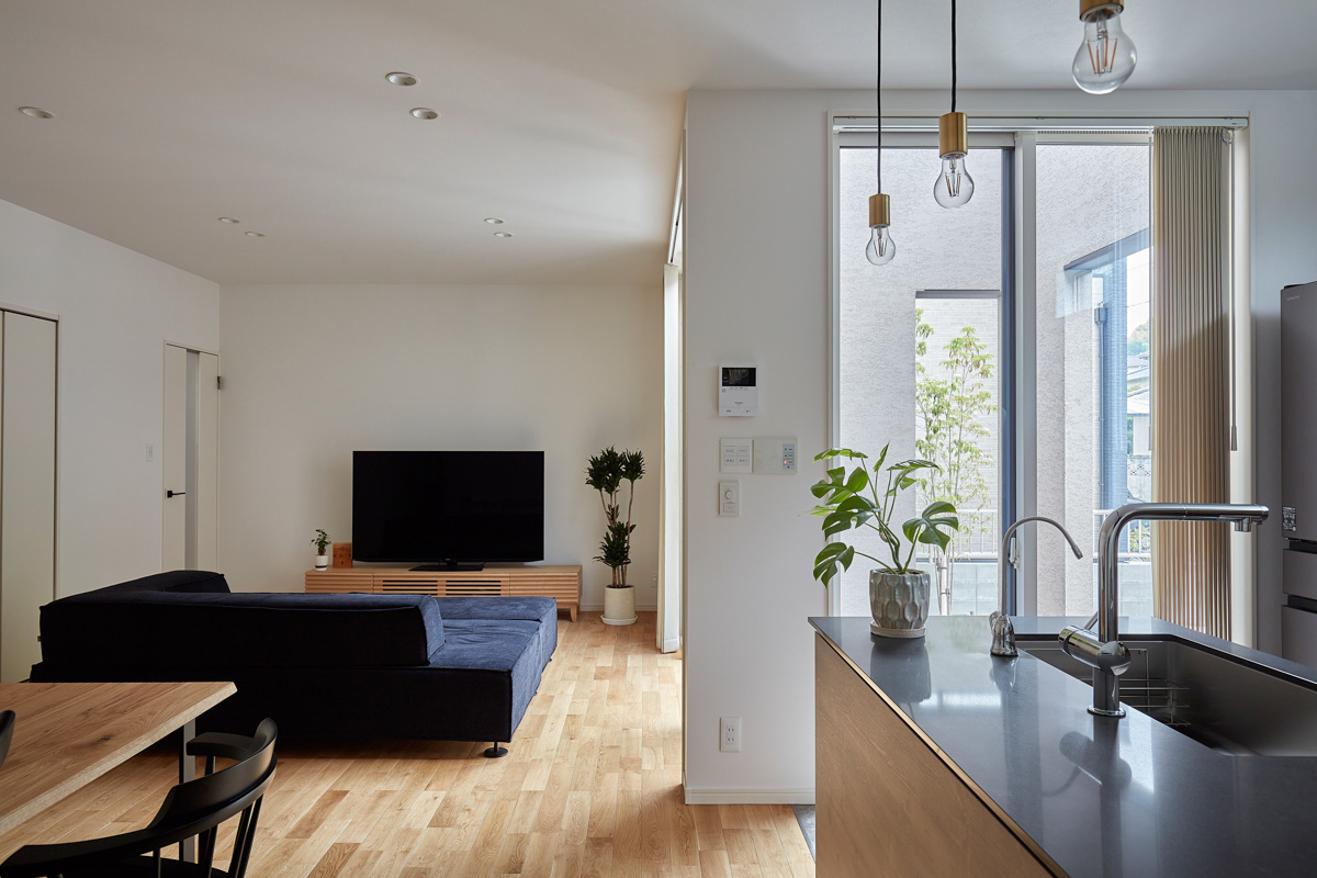 上質な寄棟とHINOキッチンの家