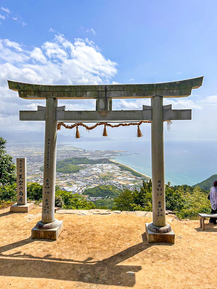 天空の鳥居／木と暮らすカフェ