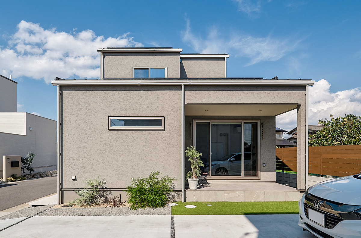 家族の今と未来を想う、タイルデッキのある家