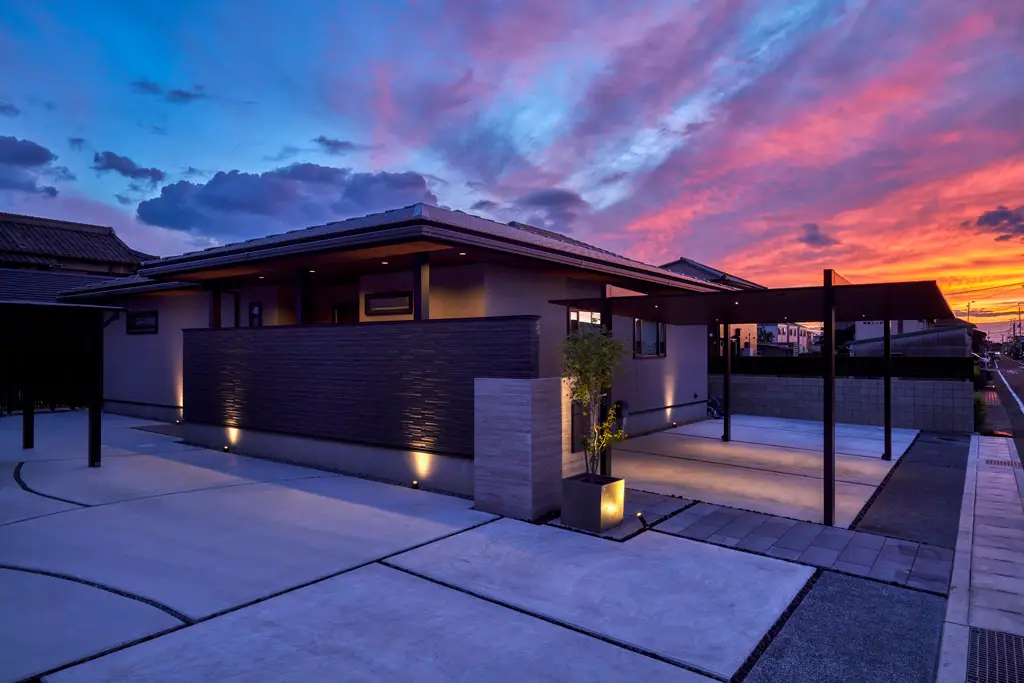 木とタイルが調和するモダンな平屋