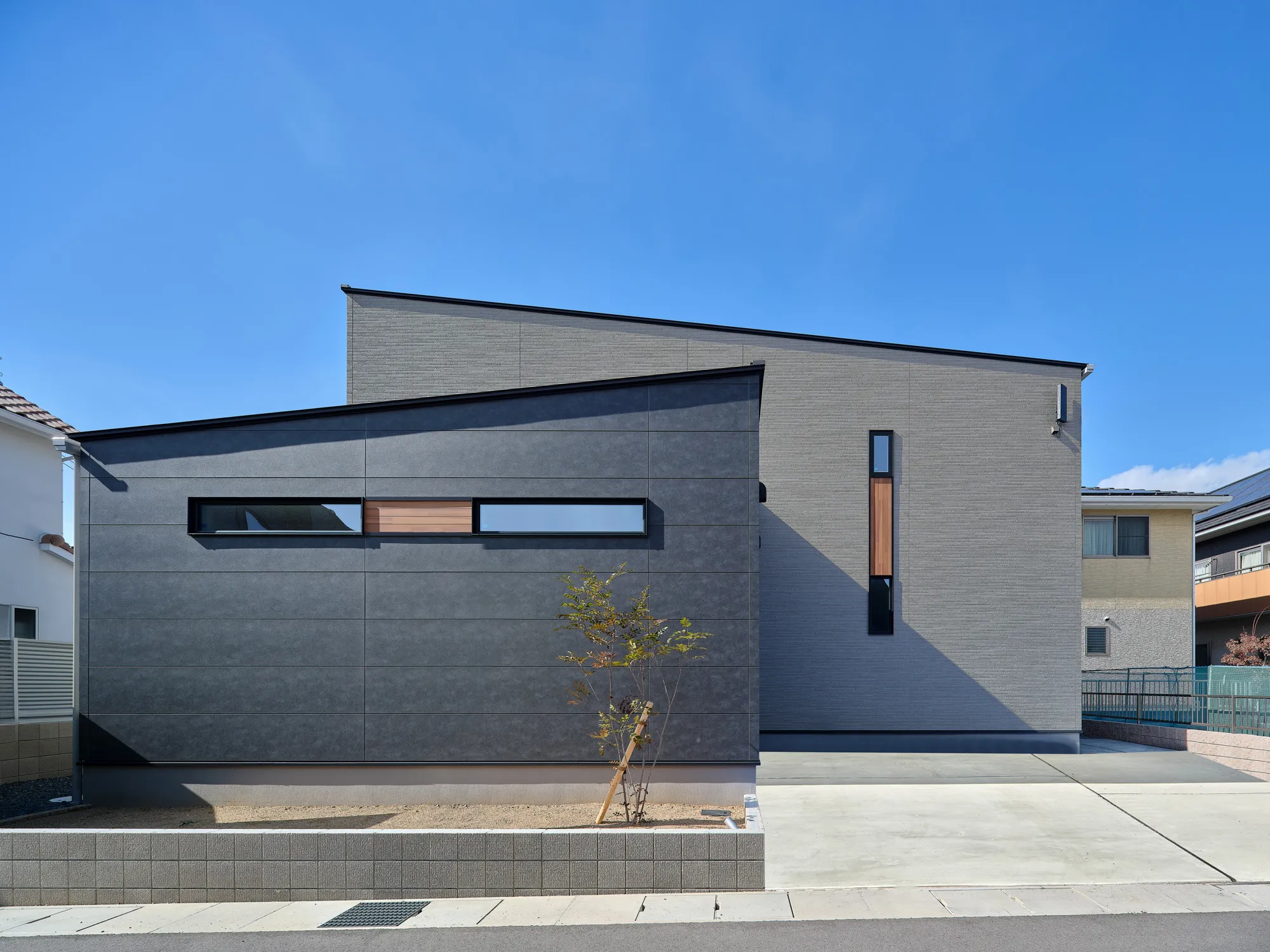 片流れ屋根と上質な空間美