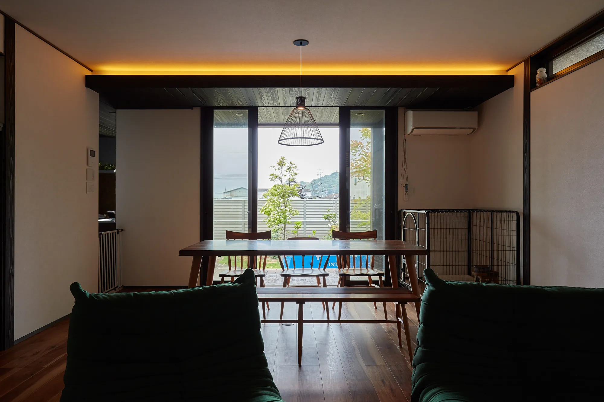 自然と調和する、ワンちゃんと過ごす家