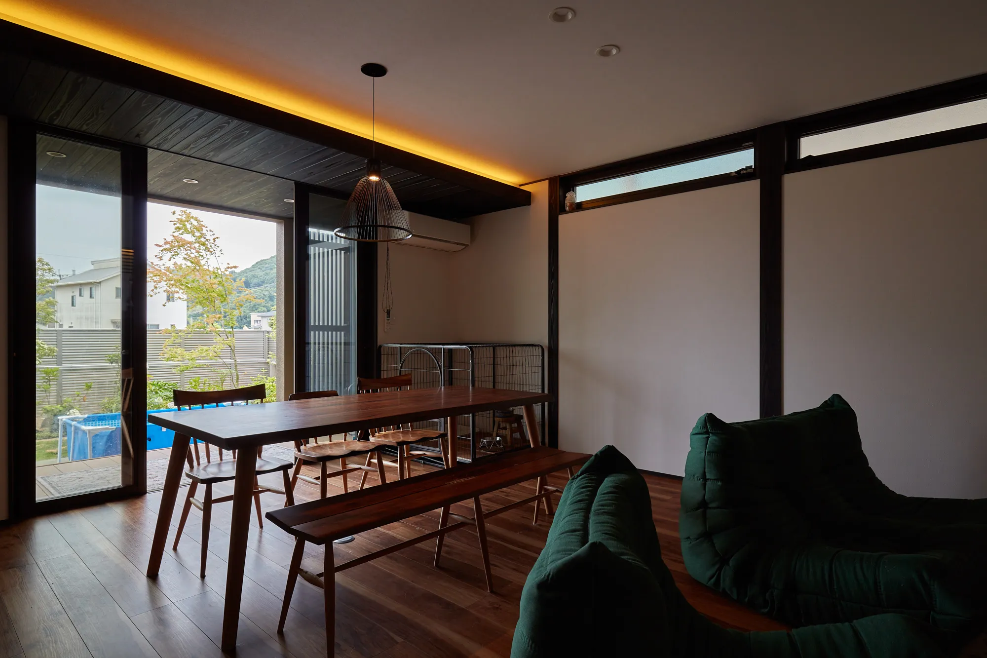 自然と調和する、ワンちゃんと過ごす家