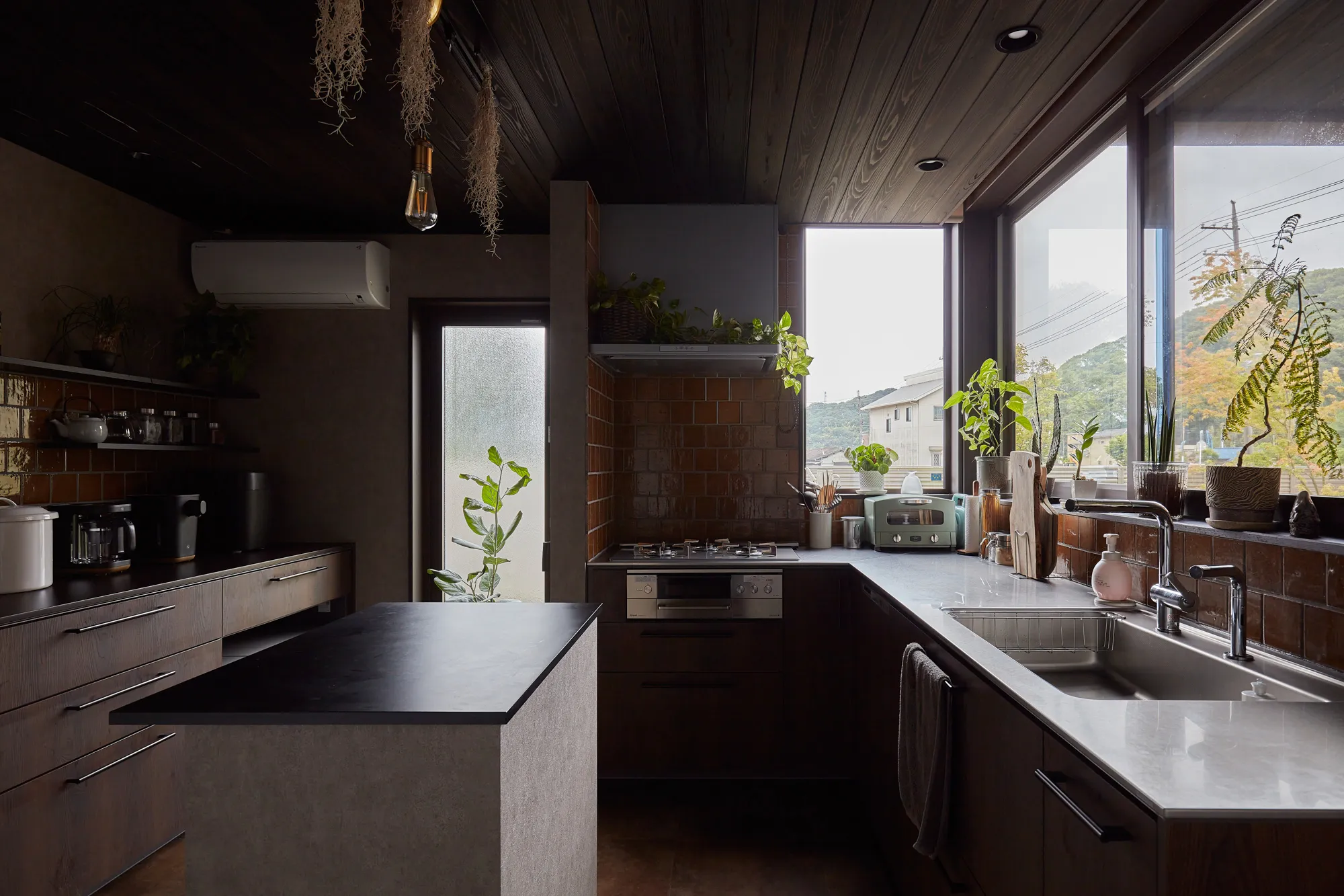 自然と調和する、ワンちゃんと過ごす家