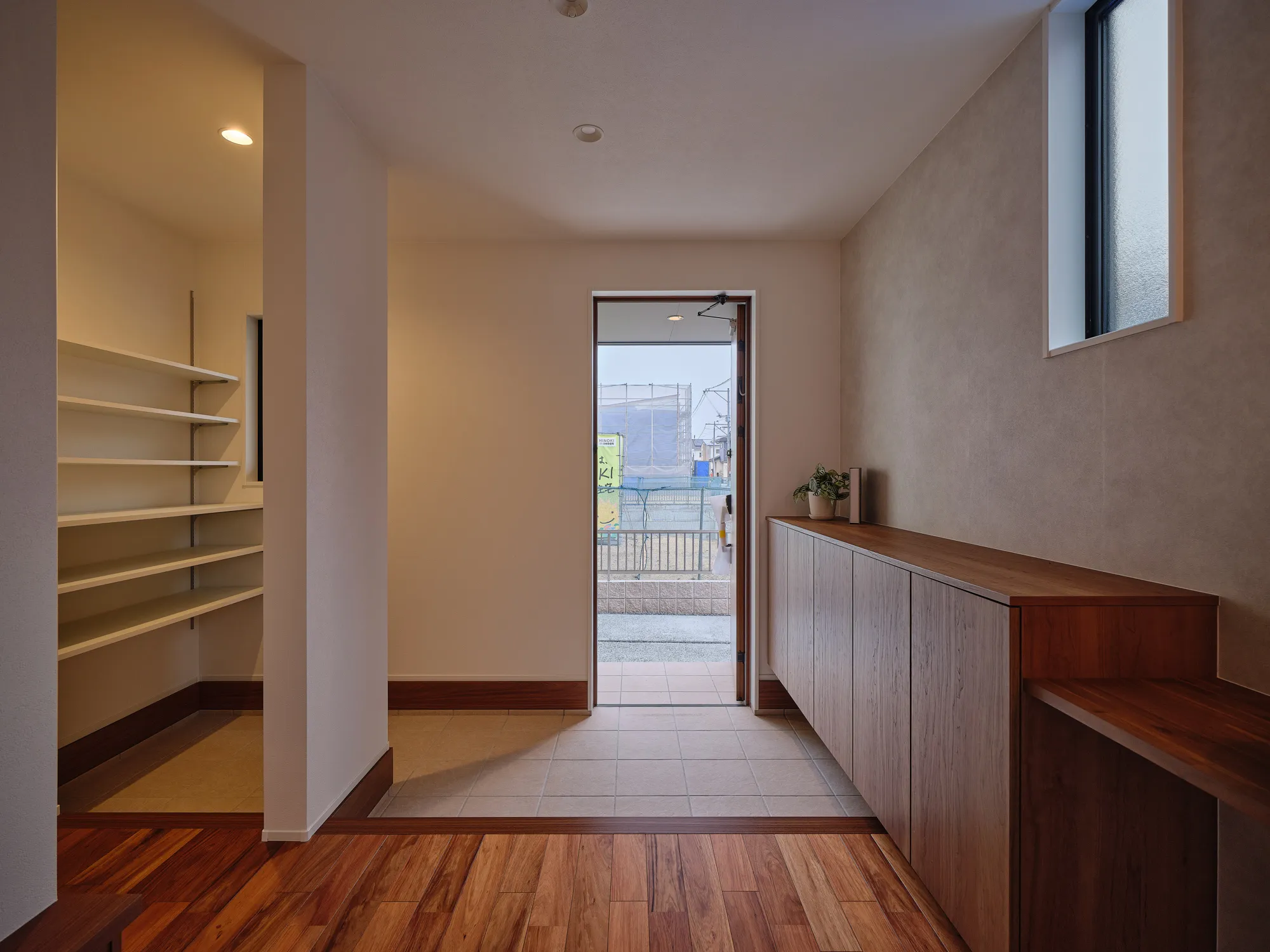 片流れ屋根と上質な空間美