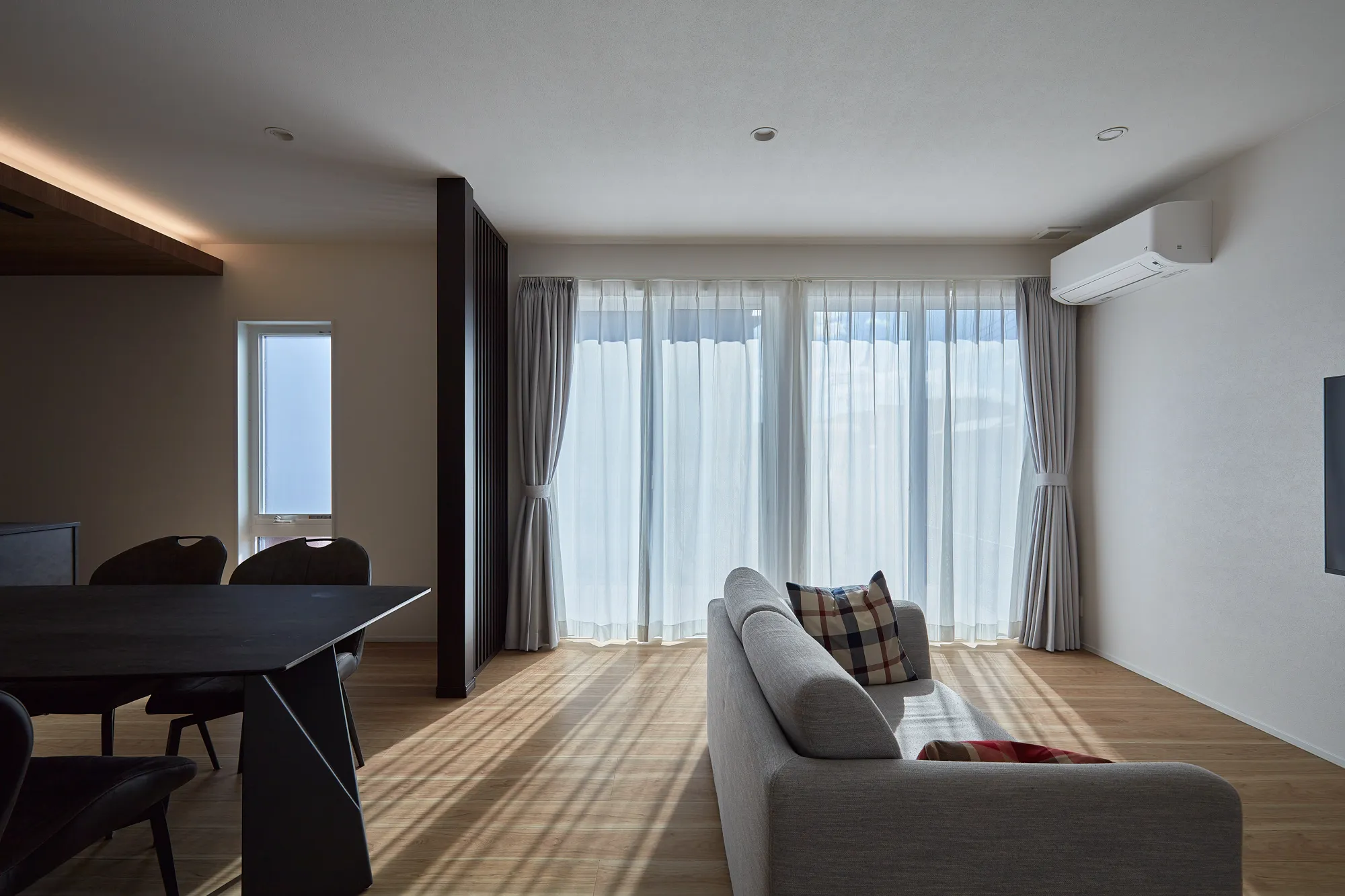 木目と光が彩るくつろぎの住まい