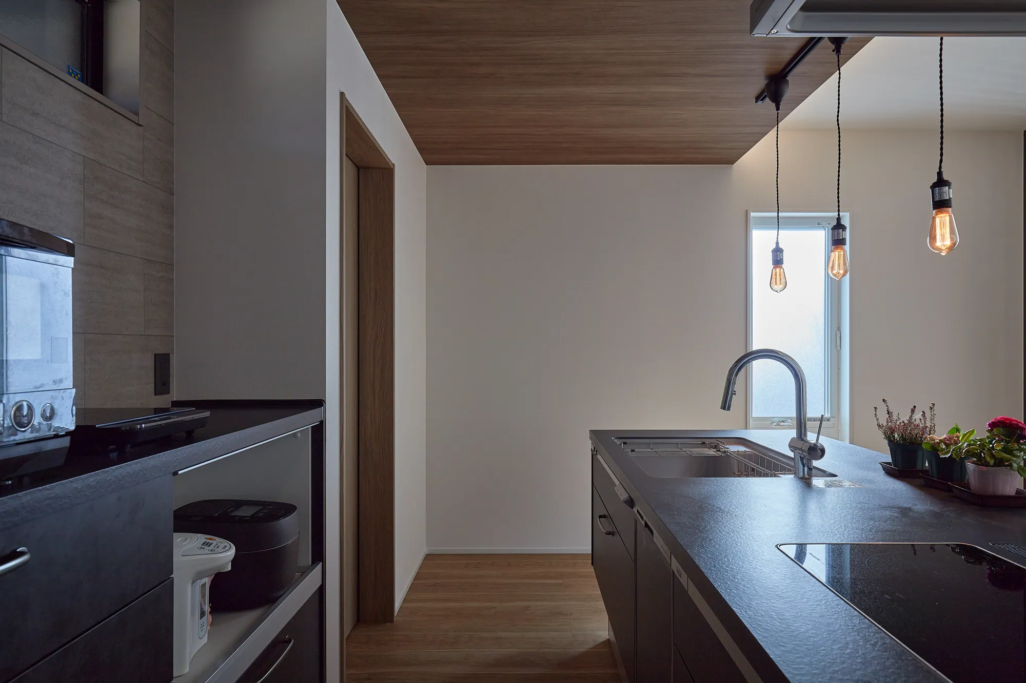 木目と光が彩るくつろぎの住まい