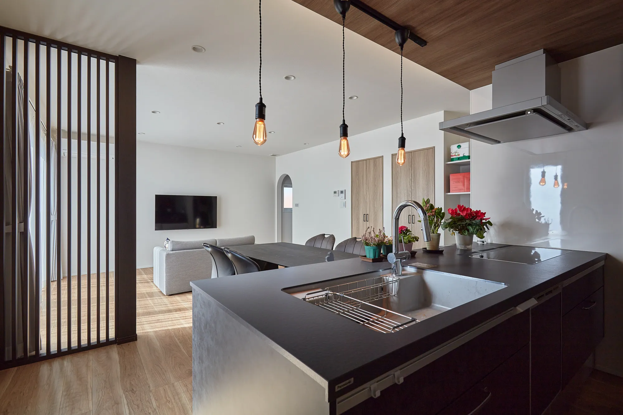 木目と光が彩るくつろぎの住まい