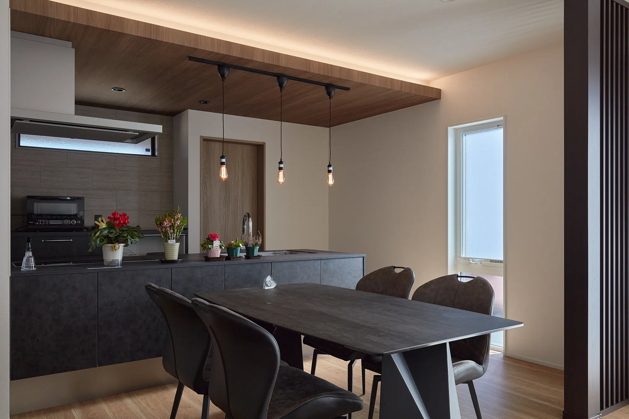 木目と光が彩るくつろぎの住まい