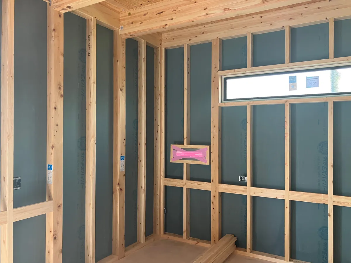 建築中の家／蜂と格闘