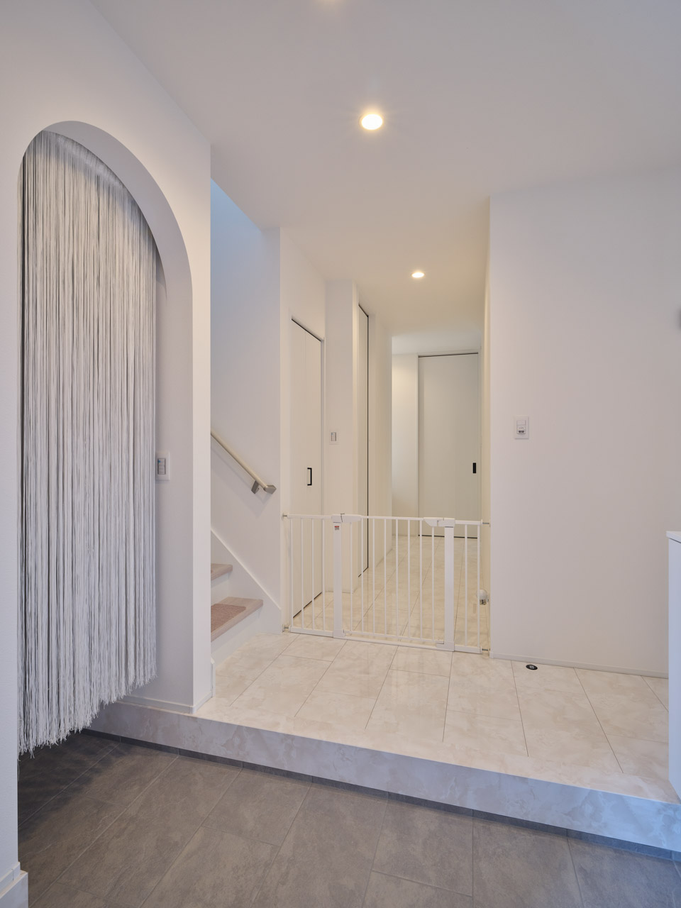 静けさをまとう、空へとひらく家