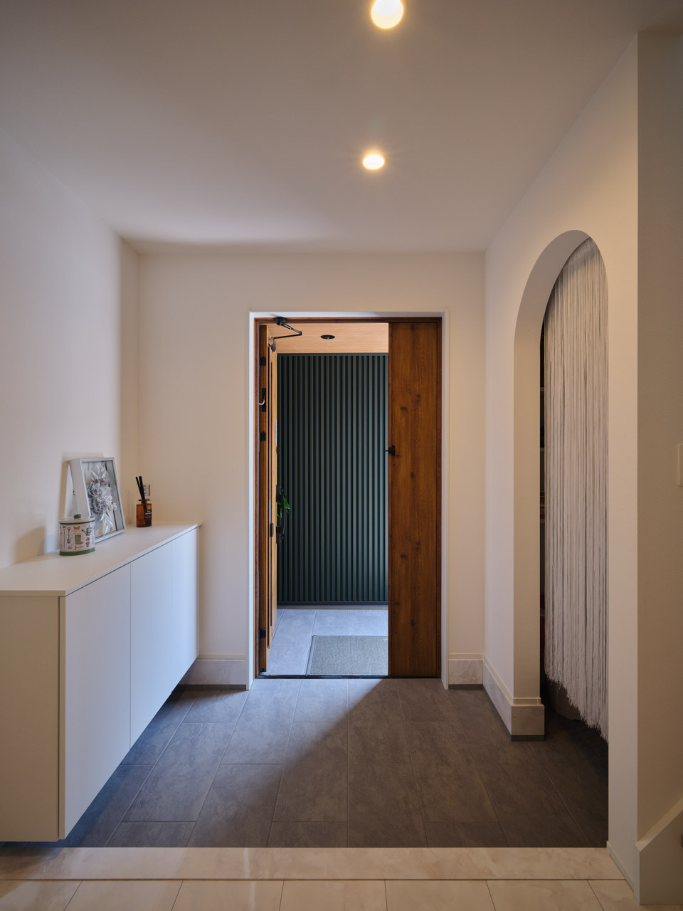 静けさをまとう、空へとひらく家