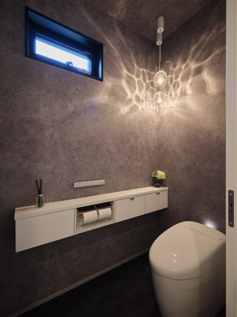 静けさをまとう、空へとひらく家