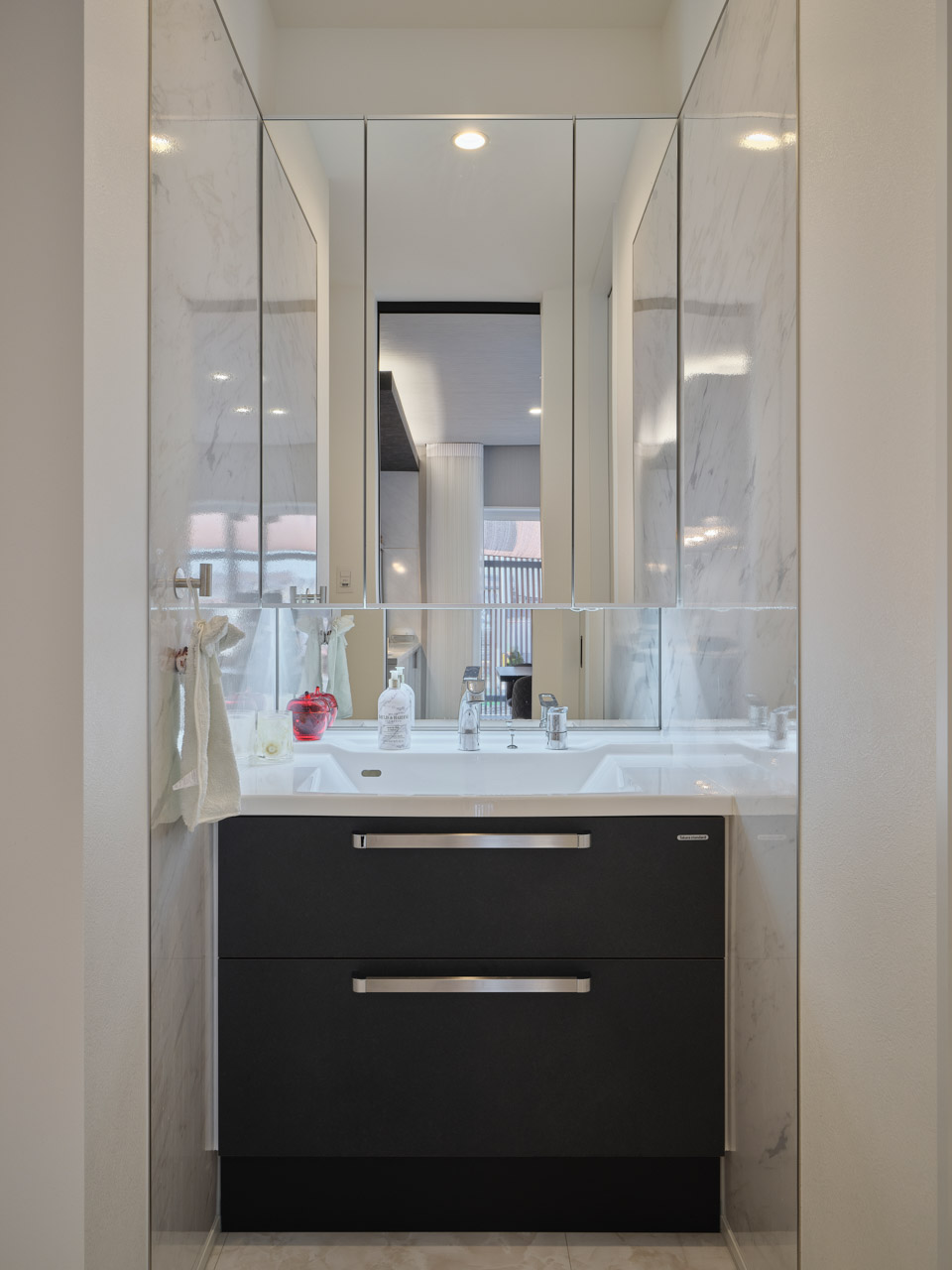 静けさをまとう、空へとひらく家