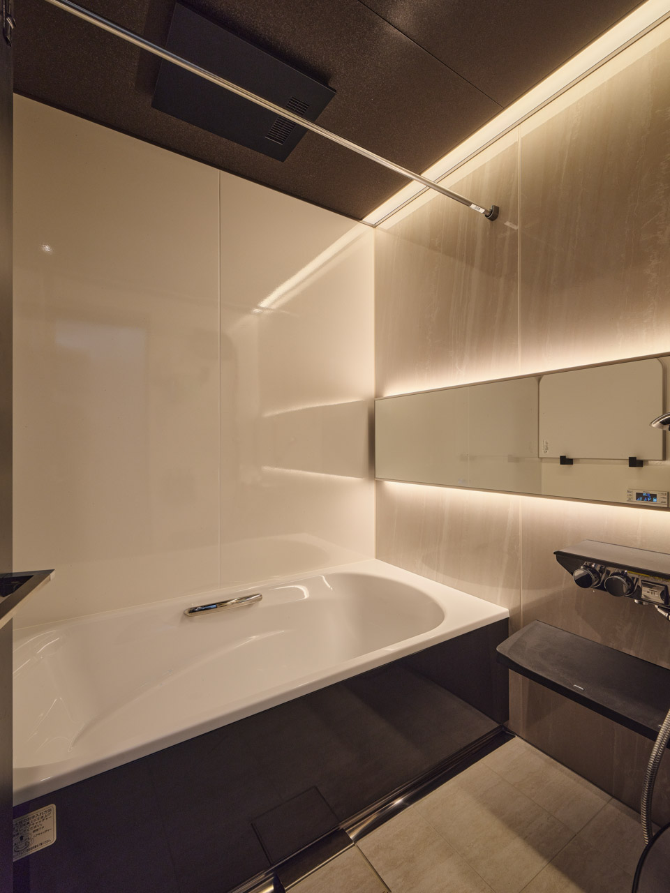 静けさをまとう、空へとひらく家