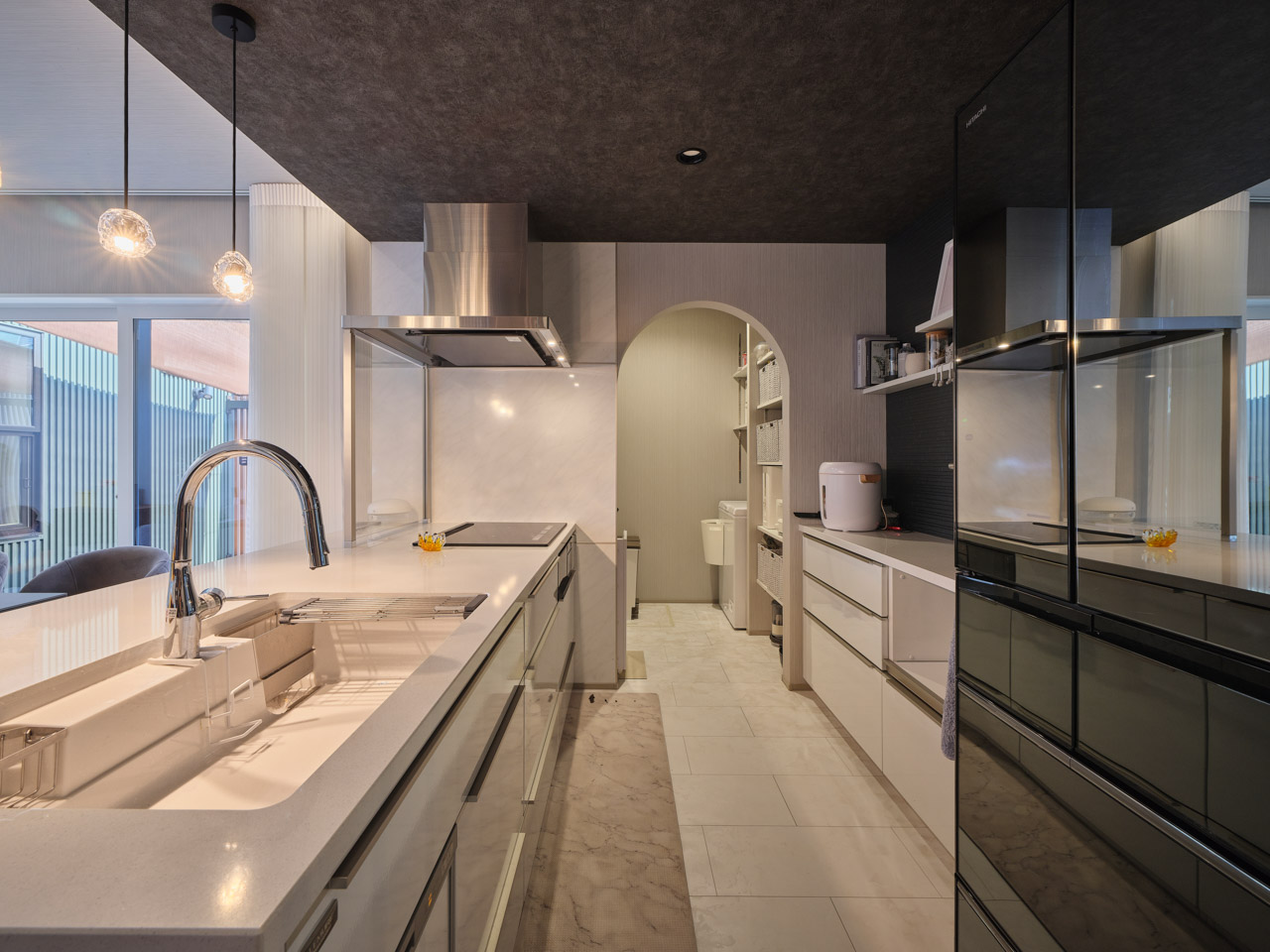 静けさをまとう、空へとひらく家