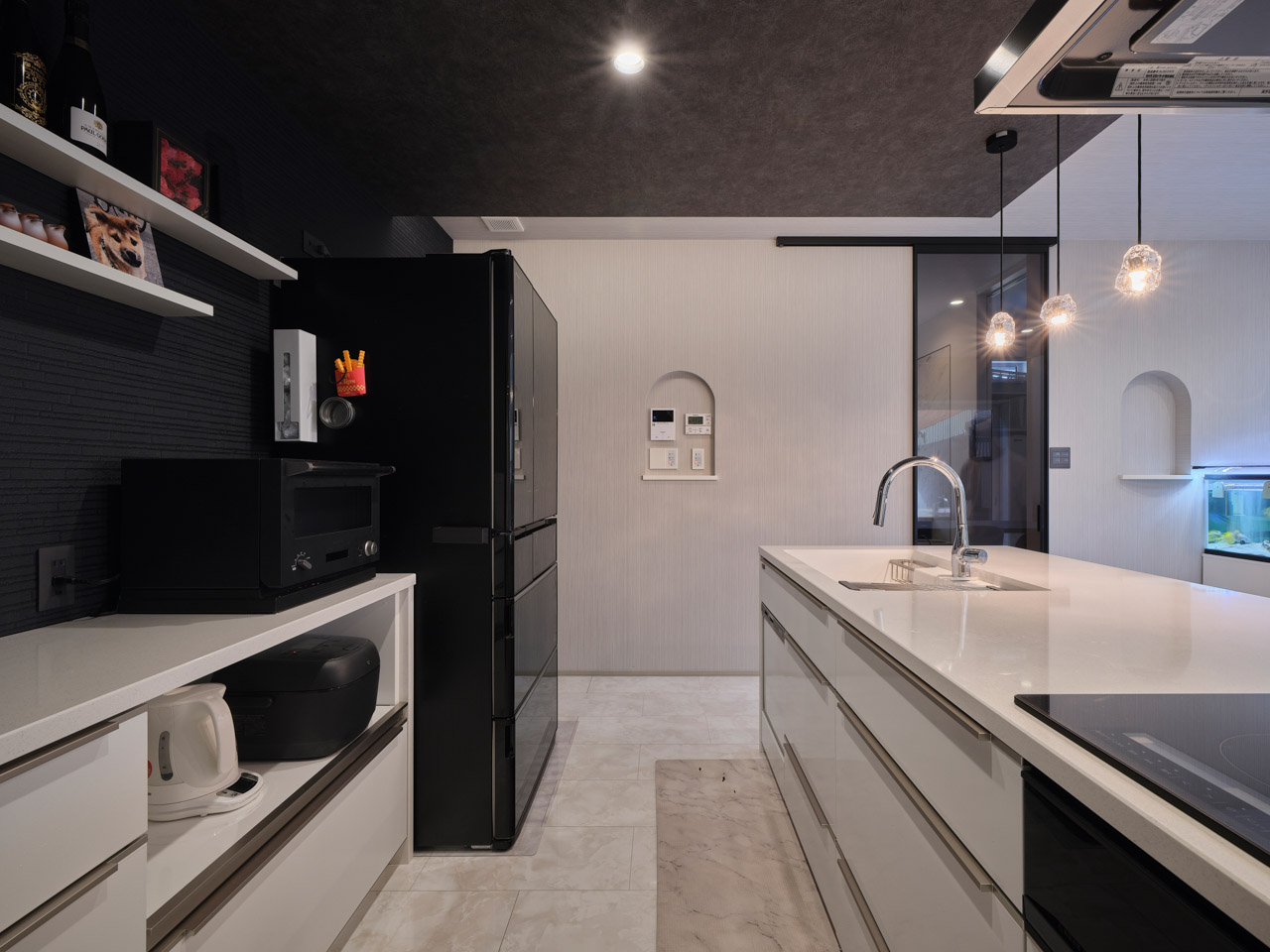 静けさをまとう、空へとひらく家