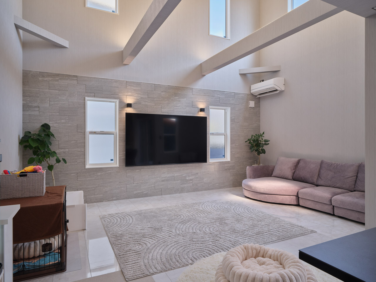 静けさをまとう、空へとひらく家