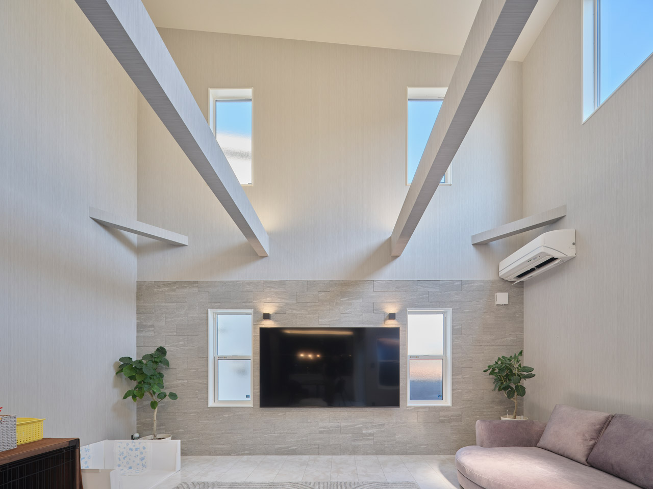 静けさをまとう、空へとひらく家