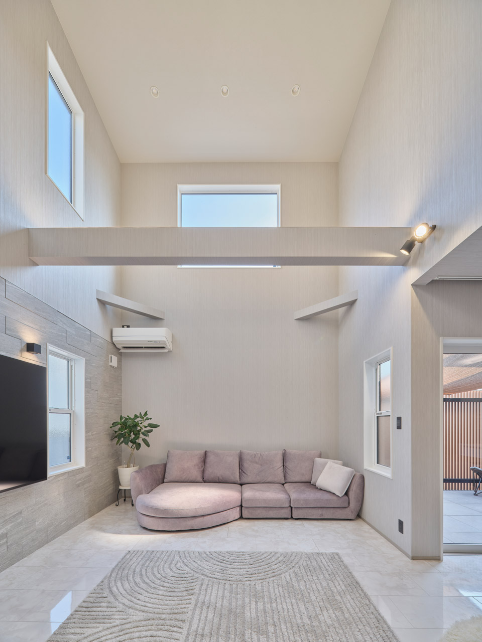 静けさをまとう、空へとひらく家