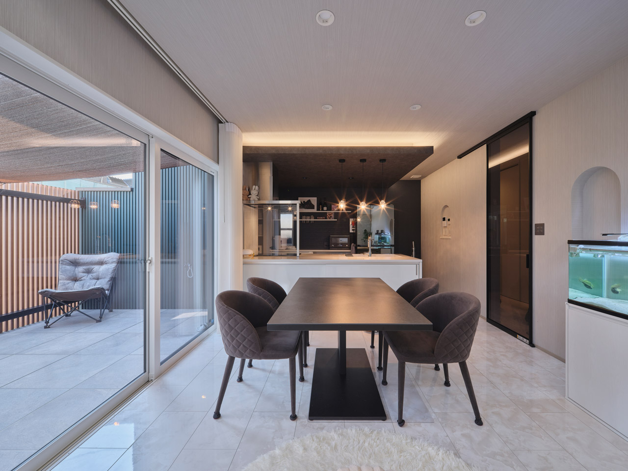 静けさをまとう、空へとひらく家