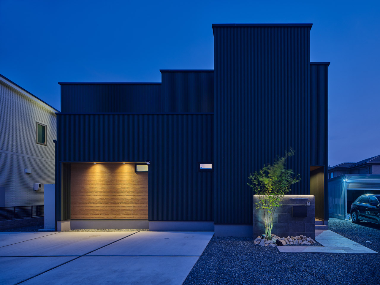 静けさをまとう、空へとひらく家