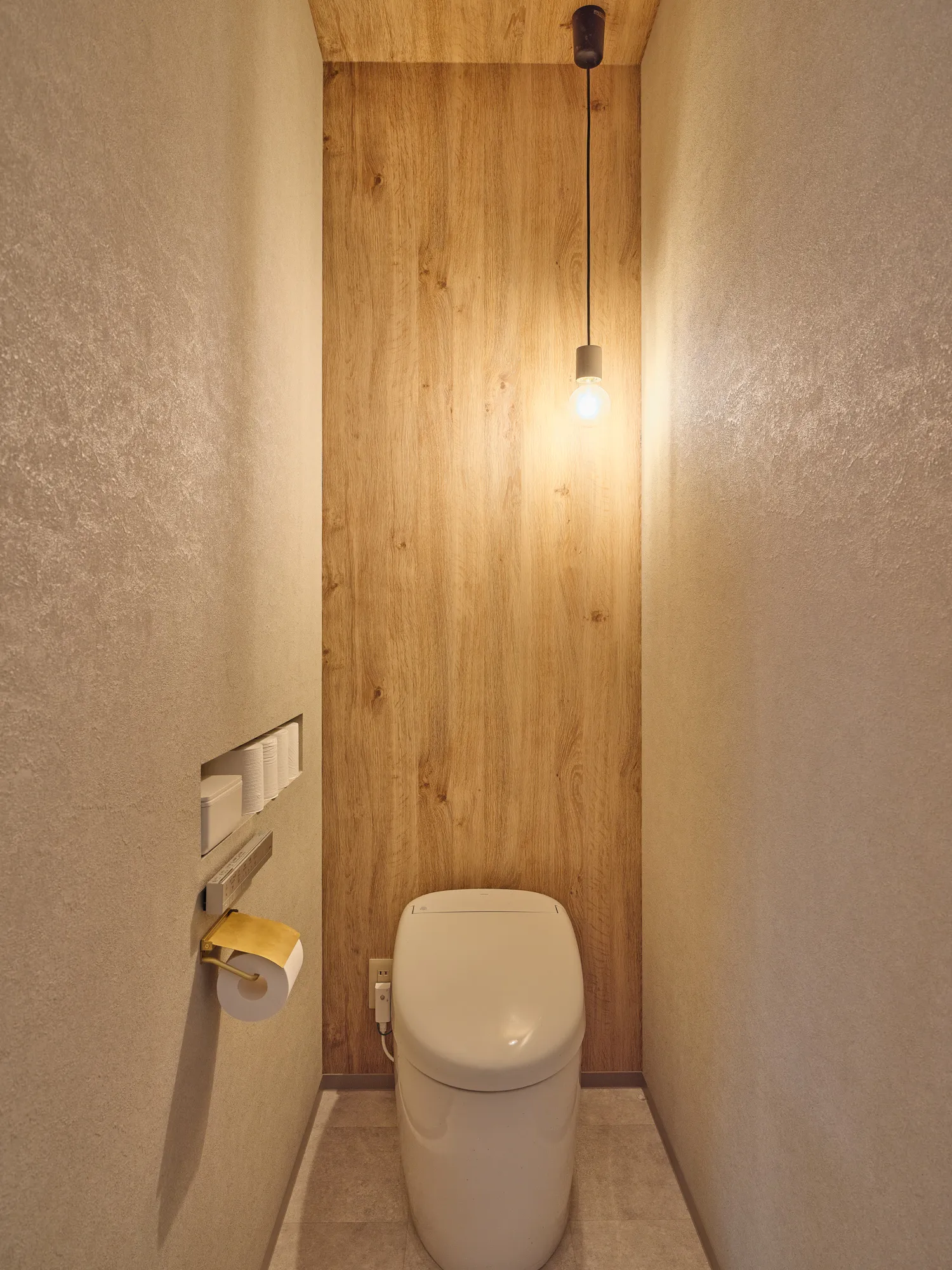 木の温もりに包まれる、家族の笑顔が広がる家