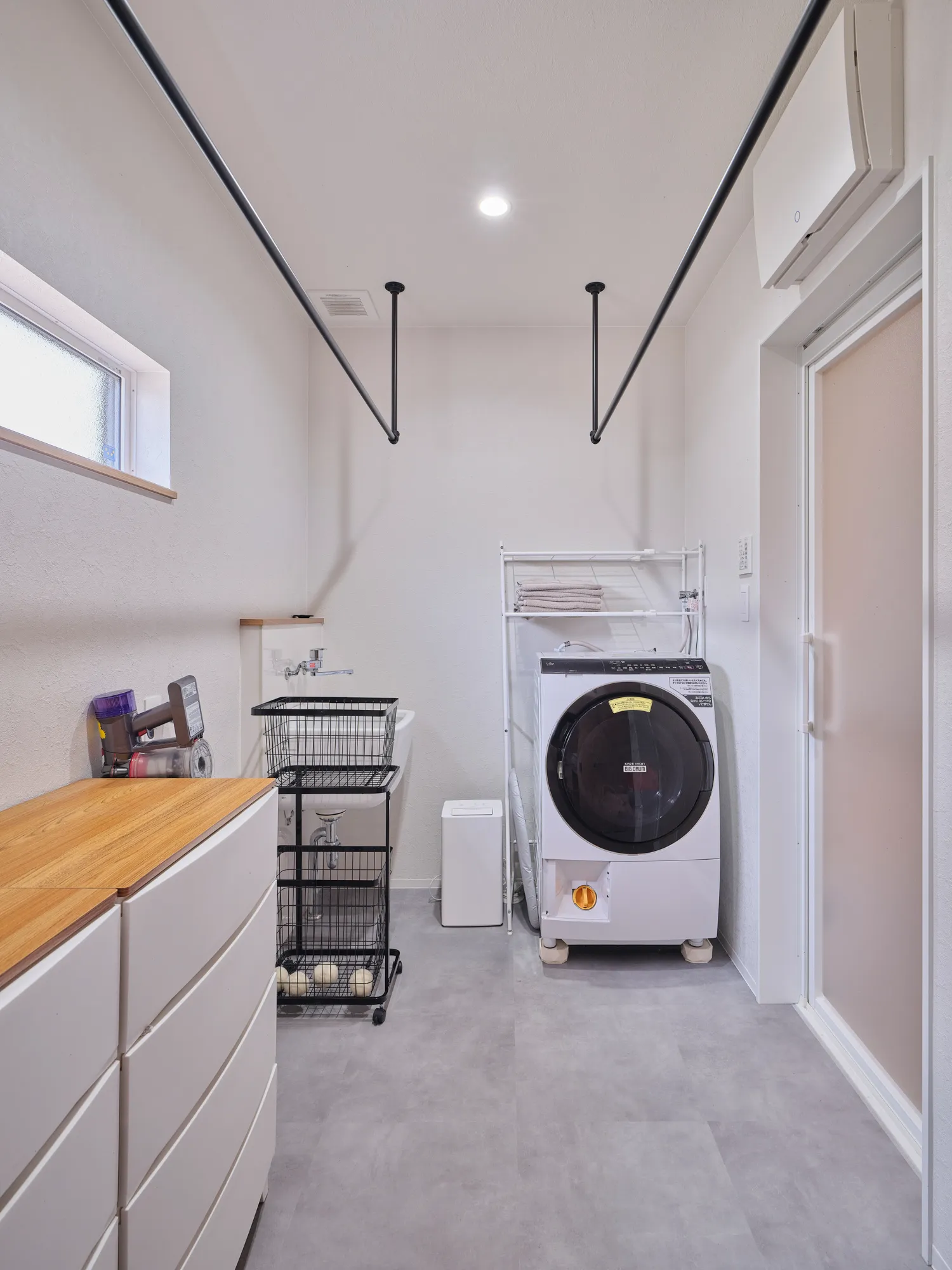 木の温もりに包まれる、家族の笑顔が広がる家