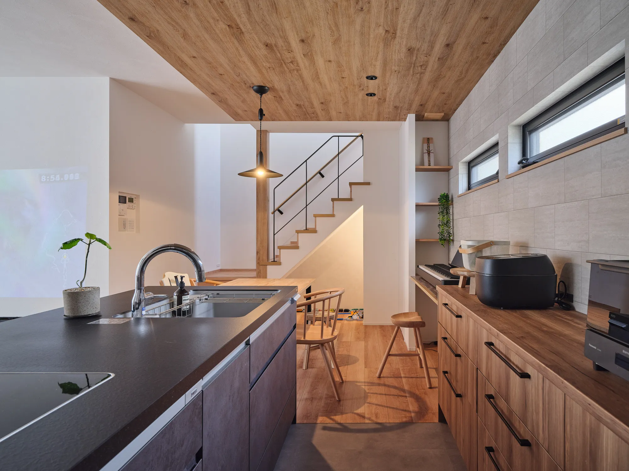 木の温もりに包まれる、家族の笑顔が広がる家