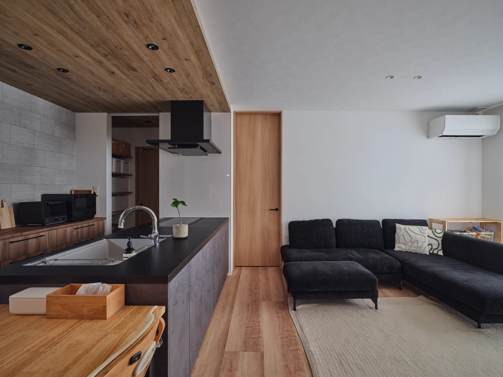 木の温もりに包まれる、家族の笑顔が広がる家